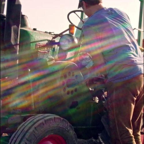 Satter Einzylinder-Klang 🔊 

Kraftvoll und gekonnt kurbelt unser Vereinsmitglied Sebastian den verdampfungsgekühlten Kaelble-Motor des Allgaier A22 an.

Mit diesem Traktor wurde an unserem Oldtimer-Maishäckseln ein Gummiwagen bewegt, der als Stehtisch für unsere Zuschauer diente.

#traktor #trecker #bulldog #schlepper #kaltstart #oldtimer #oldtimertraktor #einzylinder #allgaier #ankurbeln #diesel #tractor #coldstart #oldtimertreffen